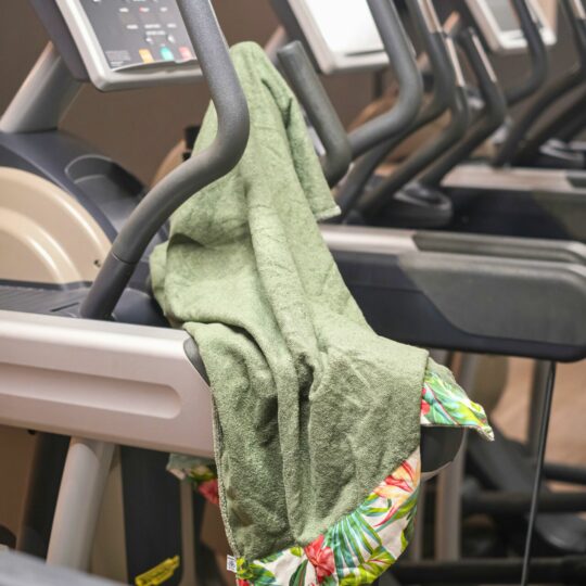 Salle de sport : Drap de douche de la collection Hibiscus de Poropango