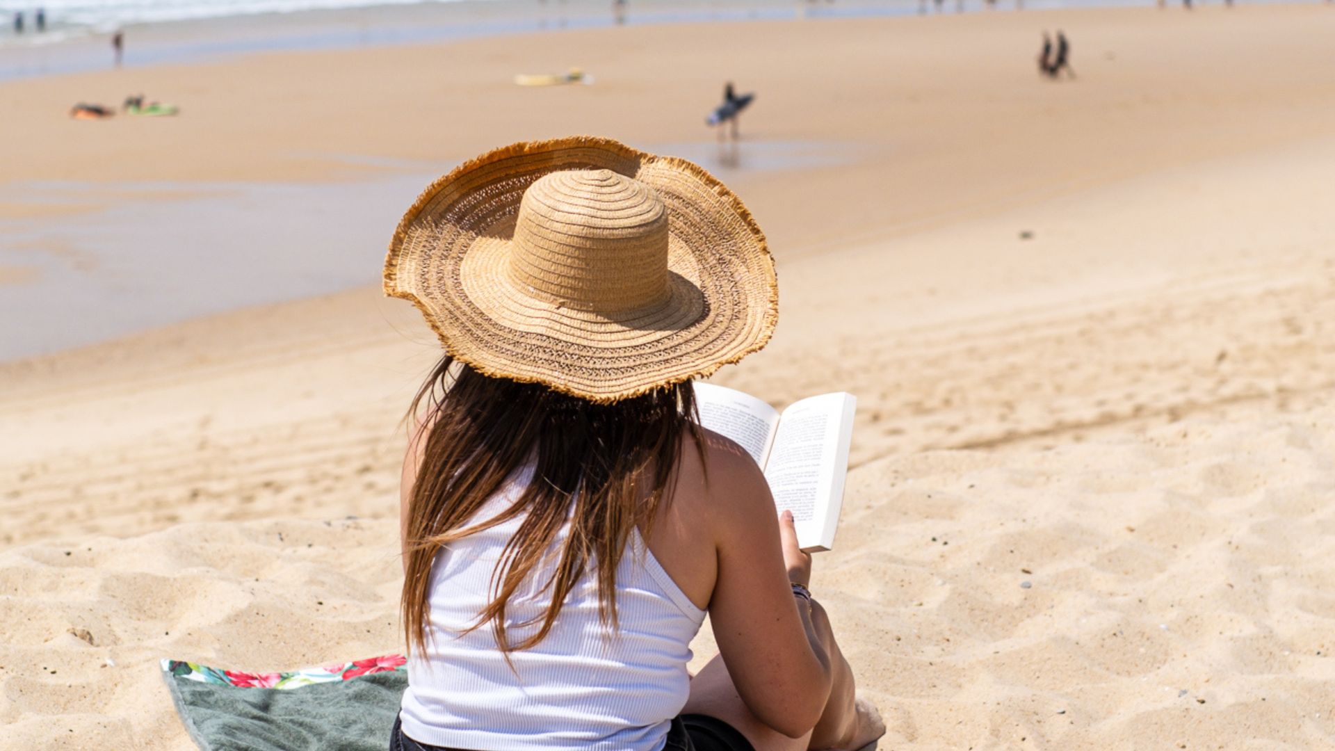 Astuces pour éviter que le sable s&rsquo;invite sur votre serviette de plage