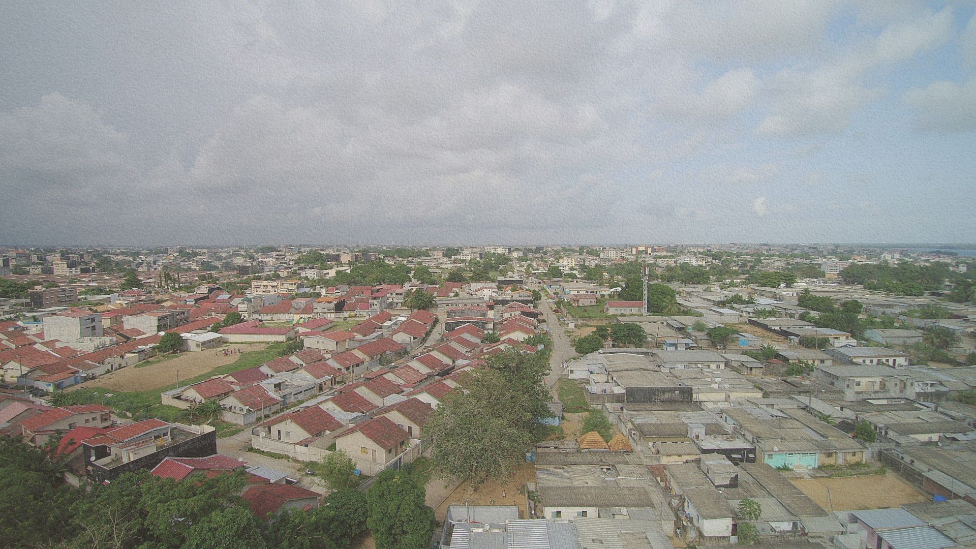 Cote-dIvoire-Yopougon-vue-aerienne Arche naturelle dans le parc de Rakov Škocjan en Slovénie, ciel bleu et roches karstiques encadrées d’arbres.
