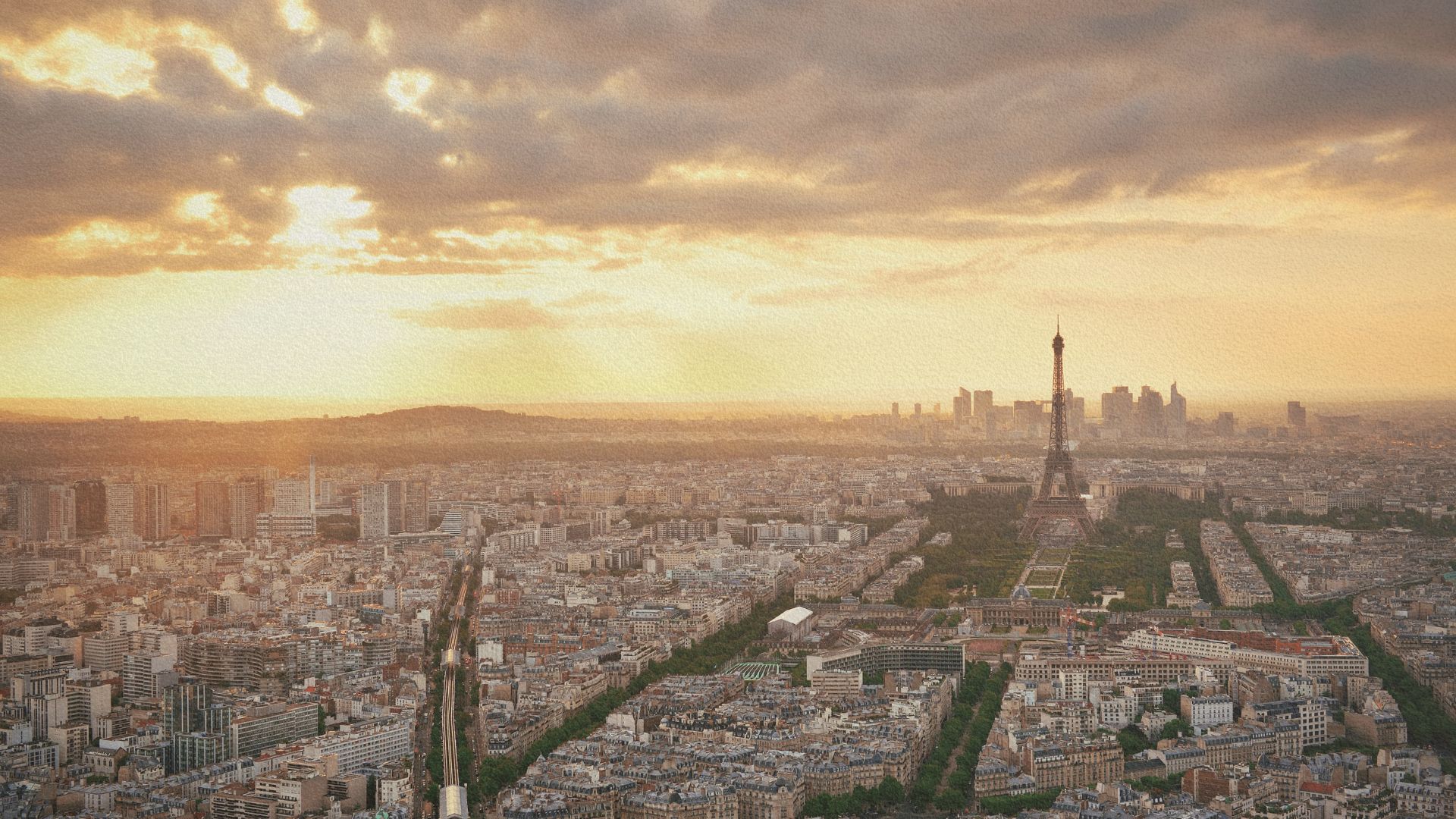 Arche naturelle dans le parc de Rakov Škocjan en Slovénie, ciel bleu et roches karstiques encadrées d’arbres.