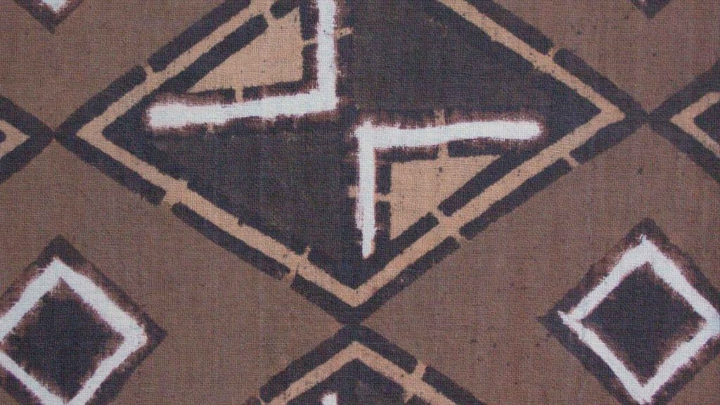 Bogolan traditionnel peint à la boue, motifs géométriques symboliques sur toile de coton aux tons naturels bruns et noirs