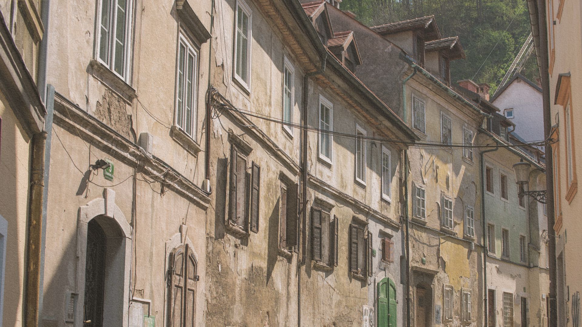Slovenie-Ljubljana-Ruelle Vue aérienne du village de Hälsingland depuis les hauteurs, avec des maisons traditionnelles entourées de verdure.
