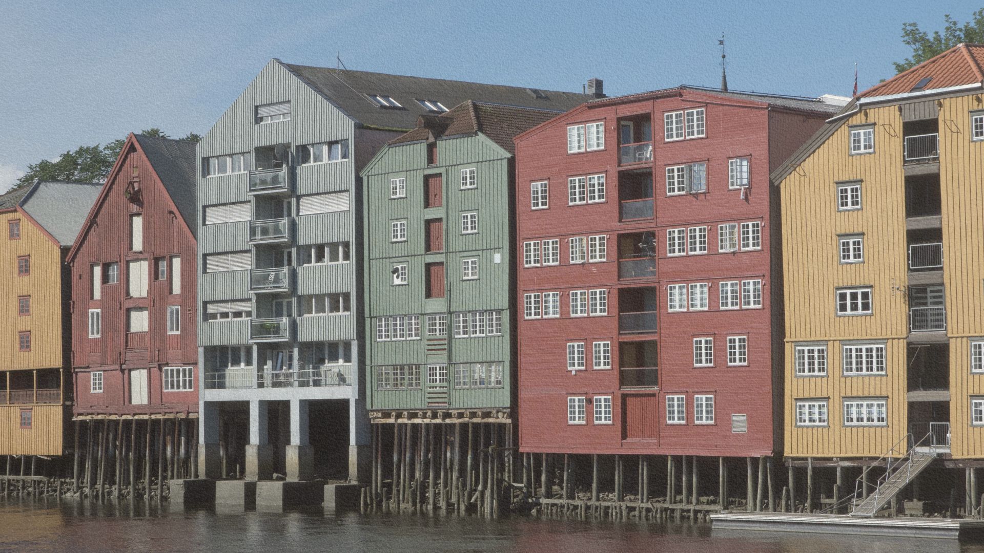 Maisons en bois colorées sur pilotis à Trondheim, façades alignées au bord de l’eau, héritage portuaire norvégien.