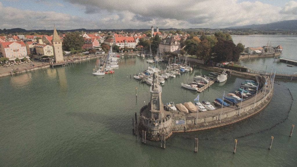 Port de Lindau sur le lac de Constance avec voiliers, phare et clocher en arrière-plan