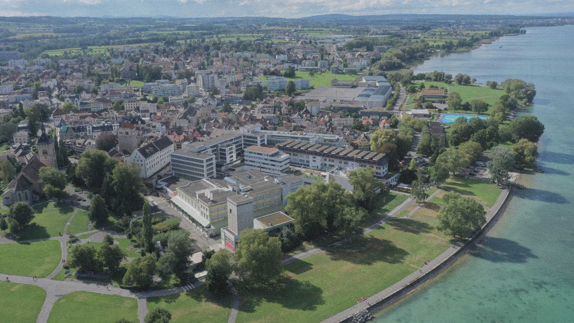 Vue aérienne d’Arbon au bord du lac de Constance avec promenade, port et ville