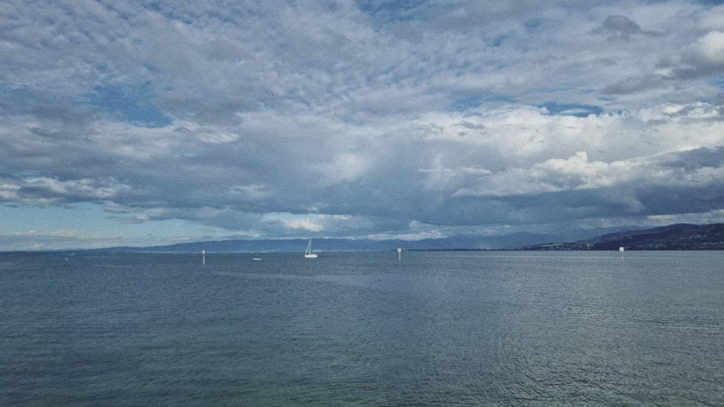 Vue ouverte sur le lac de Constance avec voilier et horizon sous un ciel nuageux
