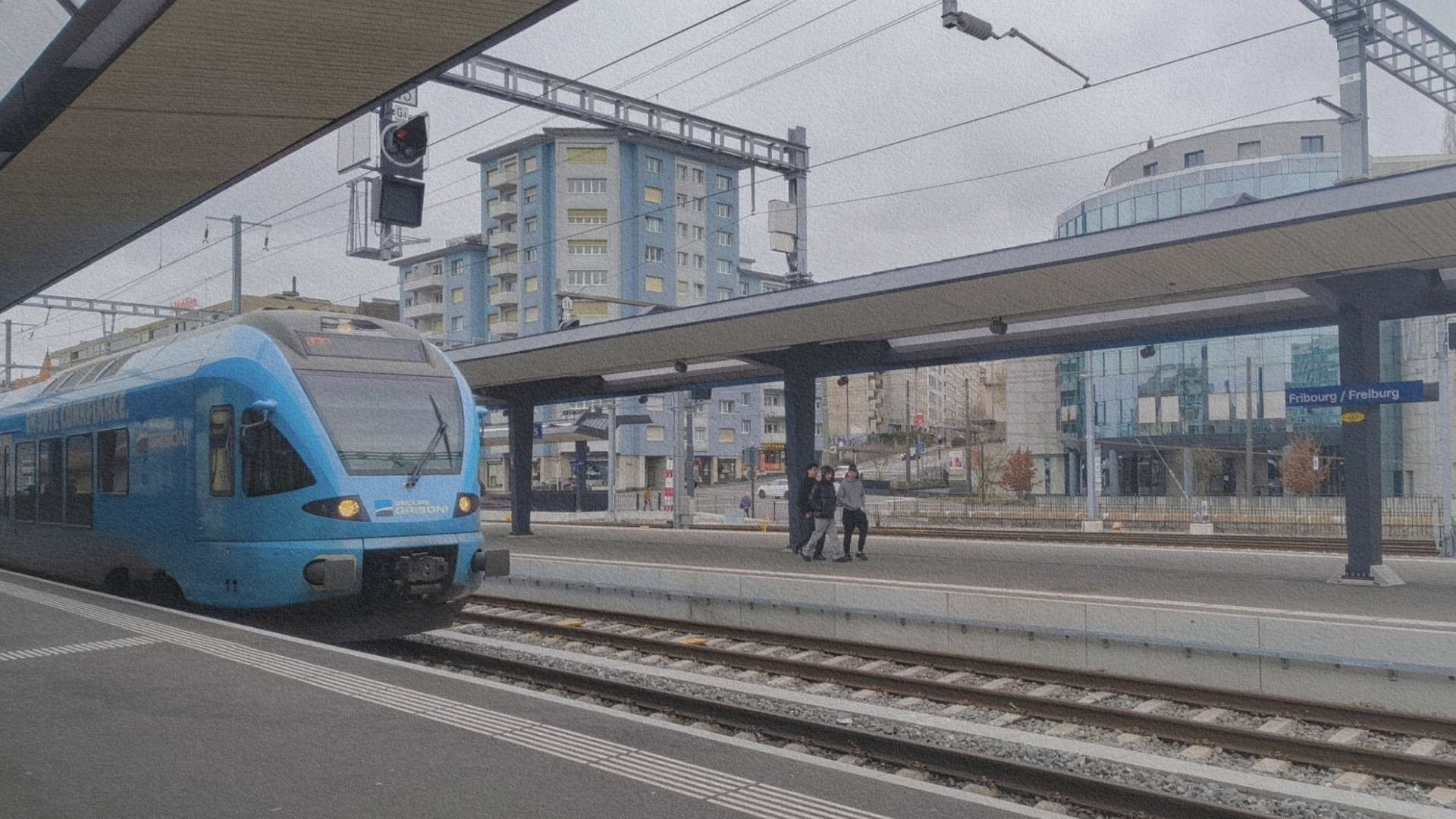 Train régional à quai dans la gare de Fribourg, illustrant le réseau ferroviaire reliant les villes suisses entre elles