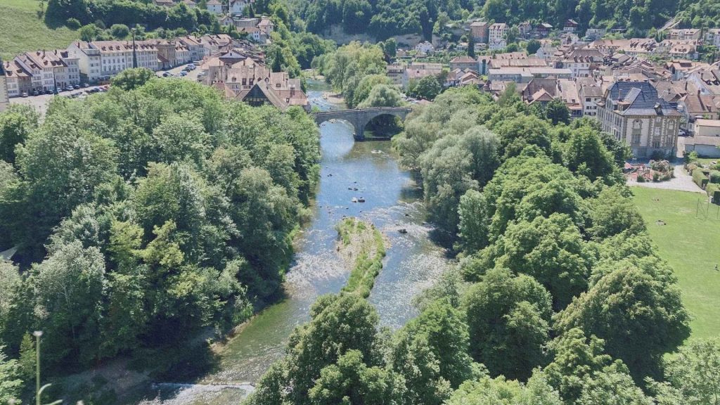 Fribourg vue aérienne avec la Sarine traversant la ville entre la vieille ville et les quartiers construits autour de la rivière