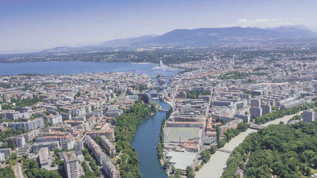 Genève vue aérienne avec le Rhône quittant le lac Léman et structurant la ville jusqu’au Jet d’eau
