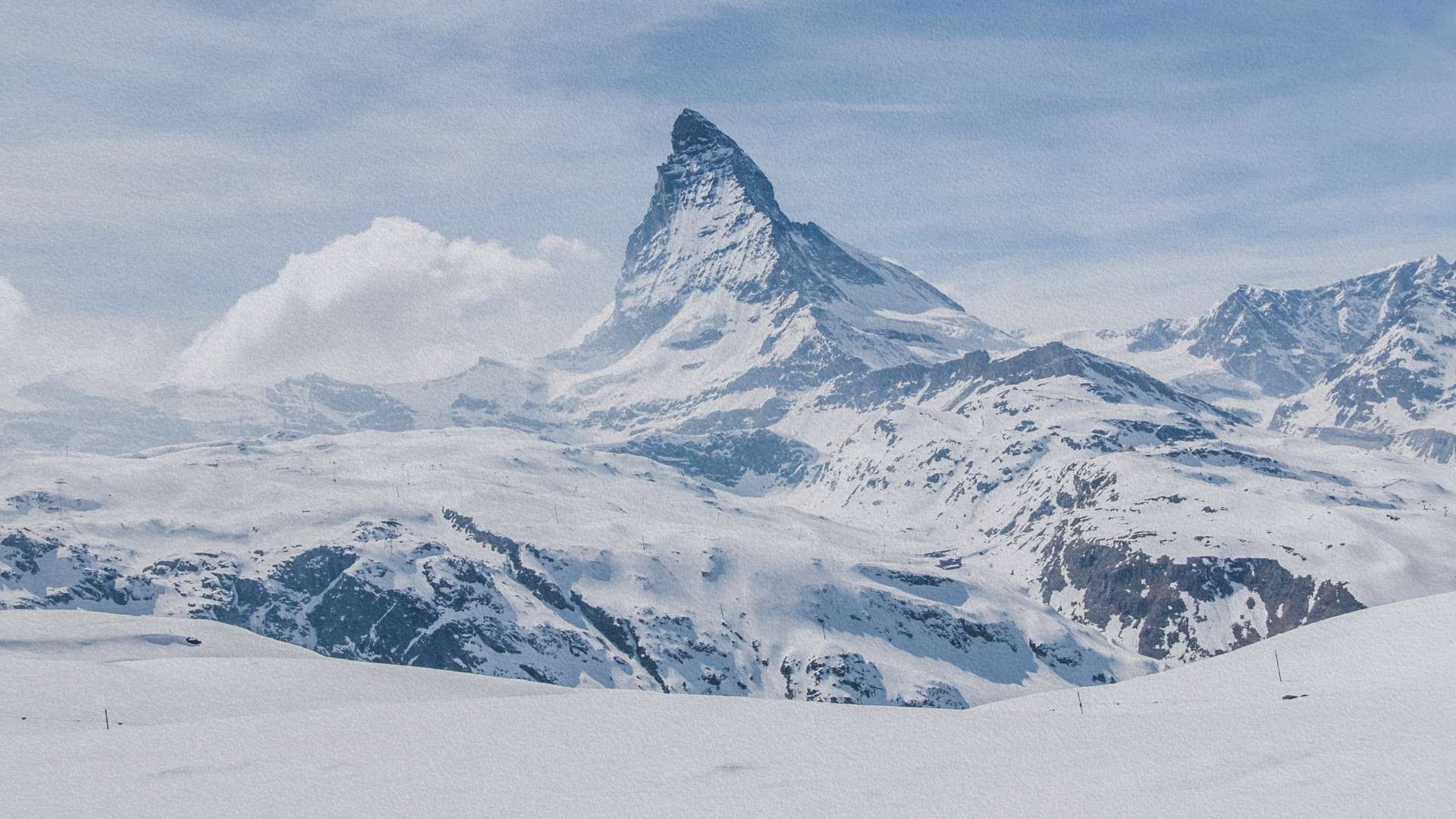 Le Cervin enneigé dominant les Alpes suisses près de Zermatt
