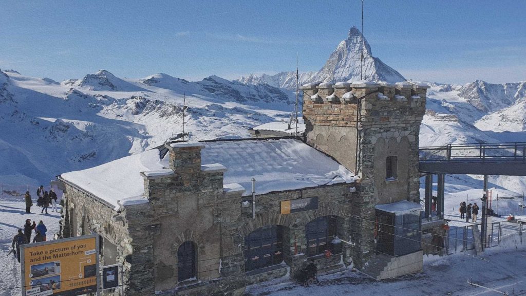 Gare du Gornergrat face au Cervin enneigé dans les Alpes suisses près de Zermatt