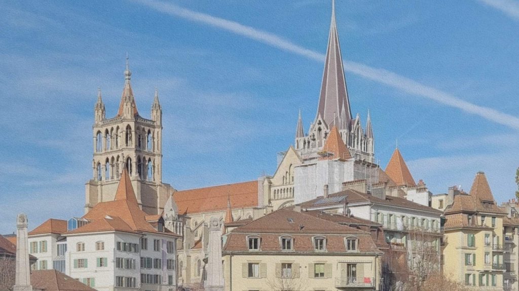 Cathédrale de Lausanne dominant les toits de la ville, avec ses tours gothiques et les bâtiments anciens du centre historique
