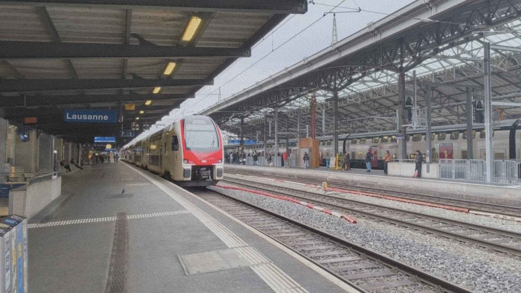 Train en gare de Lausanne illustrant le réseau ferroviaire qui relie la ville au reste de la Suisse