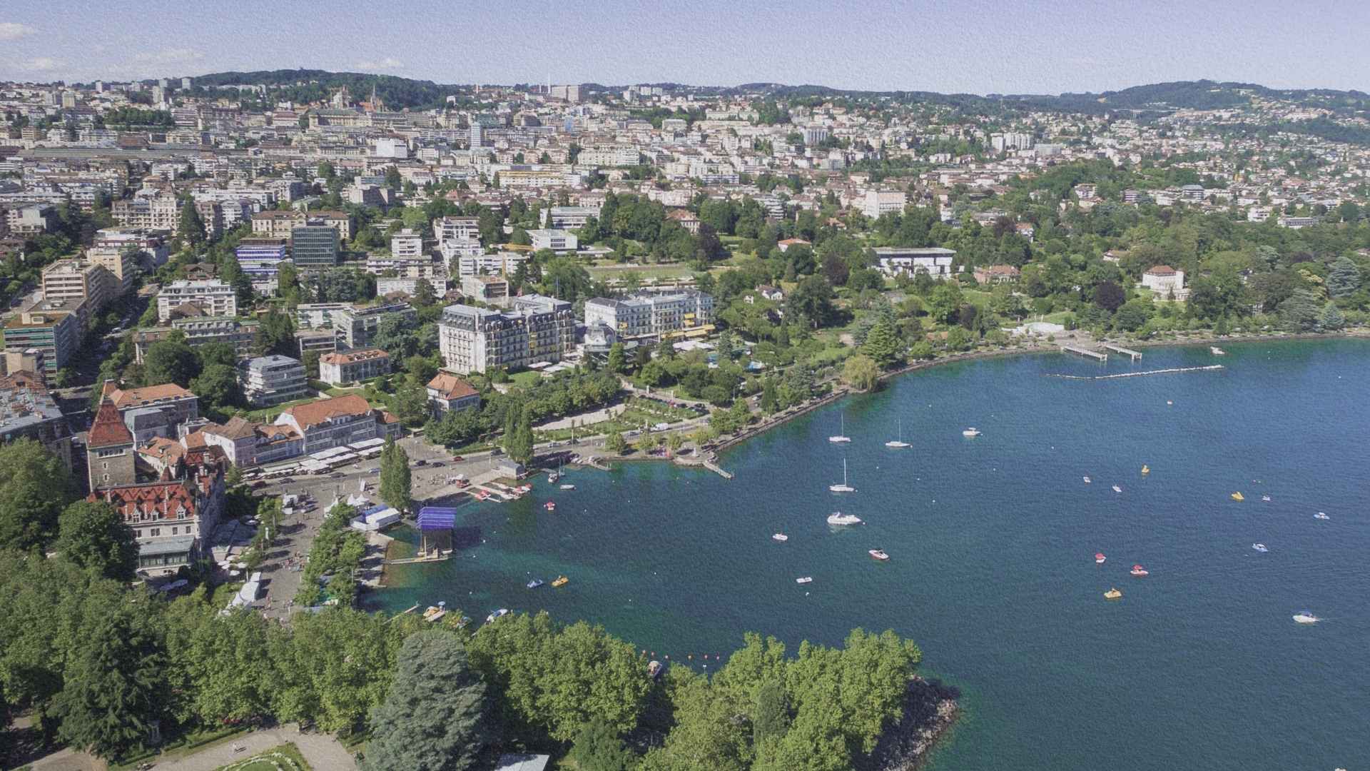 Vue aérienne du lac Léman à Lausanne avec ses quais, ses bateaux et la ville construite sur les hauteurs