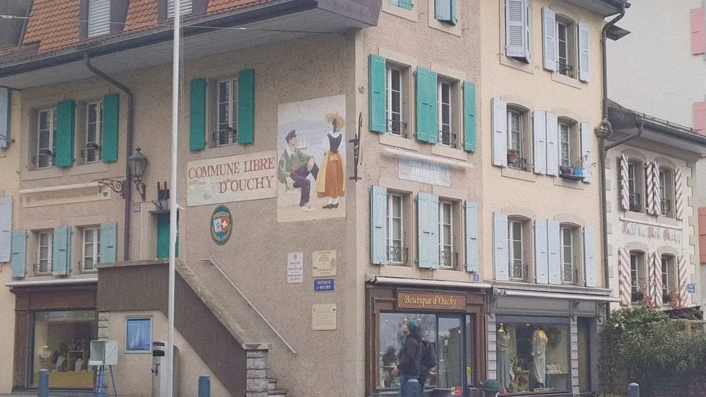 Façades anciennes avec volets pastel et fresque murale « Commune Libre d’Ouchy » dans le quartier d’Ouchy à Lausanne, au bord du Léman
