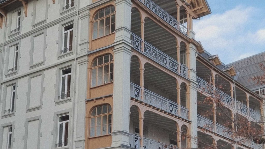 Ancien sanatorium de Leysin avec balcons ouverts face aux montagnes