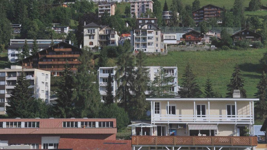 Bâtiments résidentiels et anciens sanatoriums de Leysin construits en terrasses sur la pente alpine avec chalets et végétation