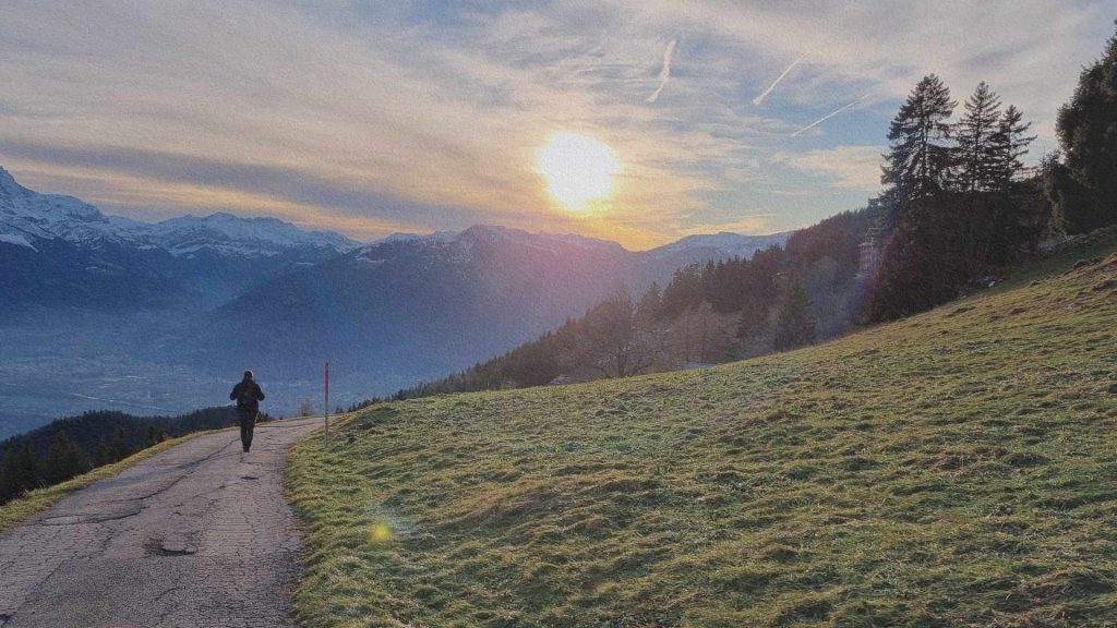 Sentier de montagne à Leysin avec vue sur les Alpes au coucher du soleil