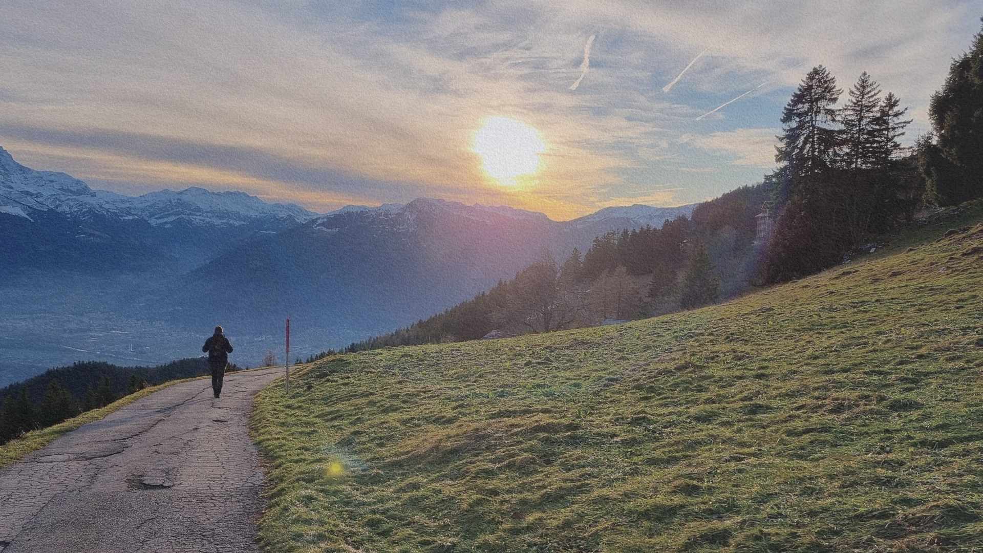 Sentier de montagne à Leysin avec vue sur les Alpes au coucher du soleil