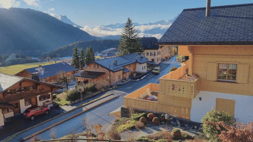 Village de Leysin avec chalets en bois et vue sur les Alpes suisses