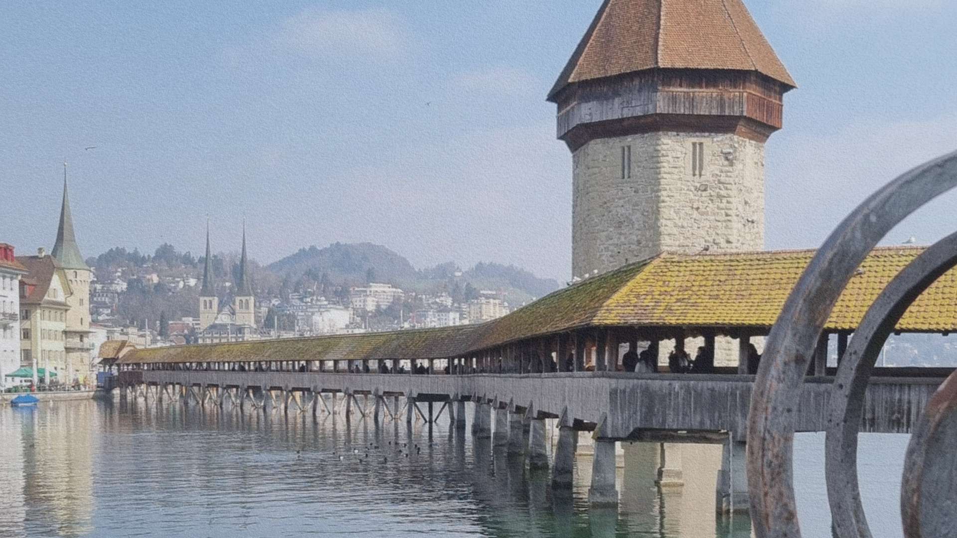 Kapellbrücke à Lucerne, pont en bois couvert traversant la Reuss avec sa tour octogonale, reliant les deux rives de la ville historique
