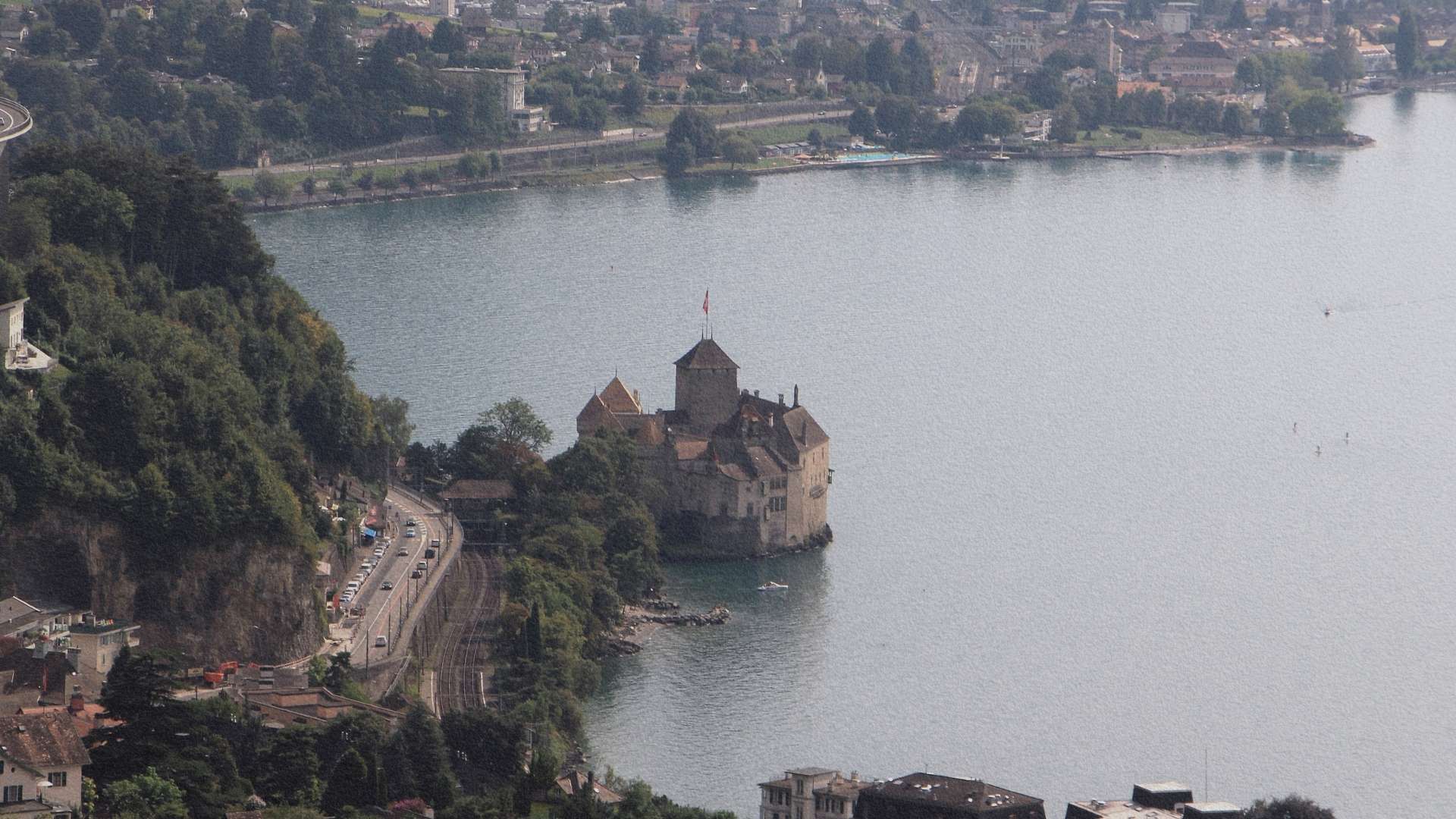 Château de Chillon sur les rives du lac Léman, près de Montreux, entouré d’eau et de montagnes