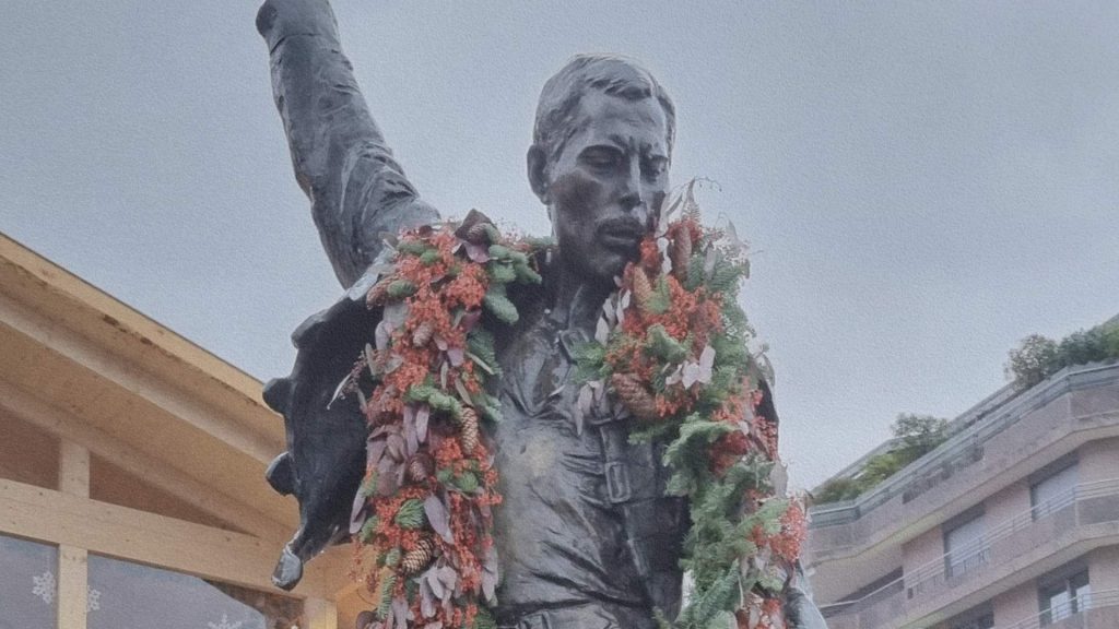 Statue de Freddie Mercury à Montreux, ornée de fleurs, hommage au chanteur du groupe Queen