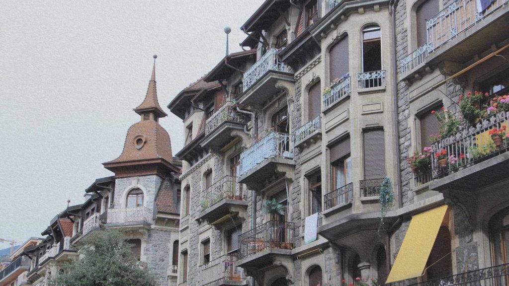 Montreux, immeubles Belle Époque aux façades ornées et balcons fleuris près du lac Léman