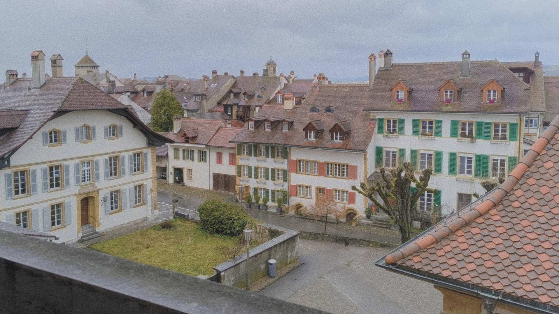 Vue sur les toits et les maisons traditionnelles du centre historique de Morat en Suisse