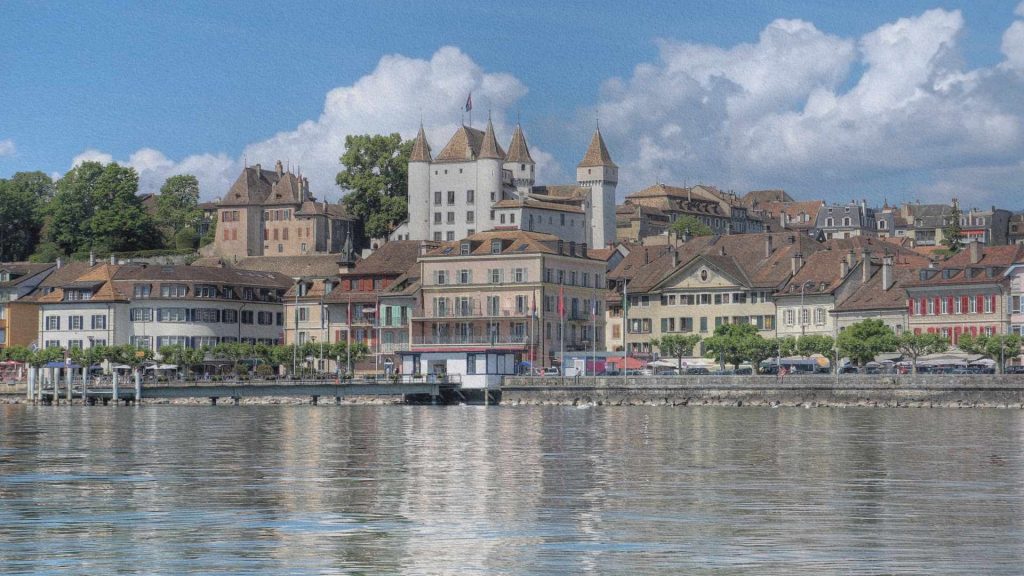 Vue sur le château de Nyon et les maisons du centre historique depuis les rives du lac Léman