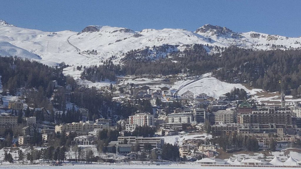 Panorama de Saint-Moritz et des montagnes de l’Engadine enneigées