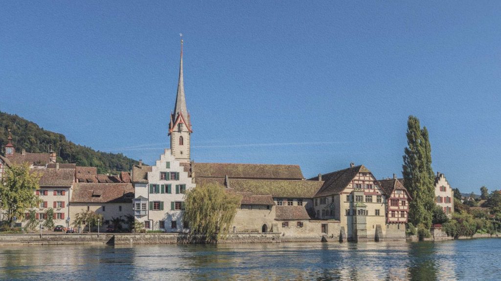 Village de Stein am Rhein au bord du lac de Constance avec église et maisons historiques