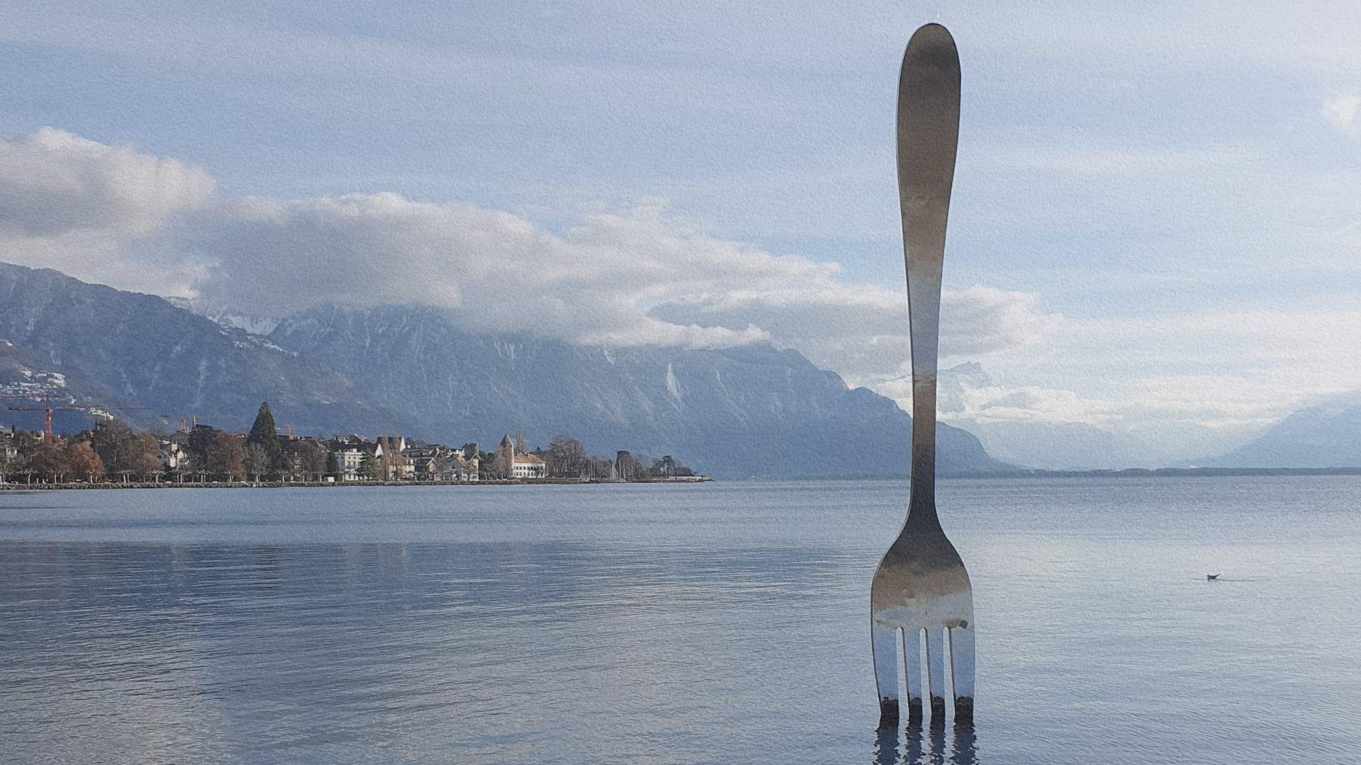 Fourchette géante plantée dans le lac Léman à Vevey avec les Alpes en arrière-plan