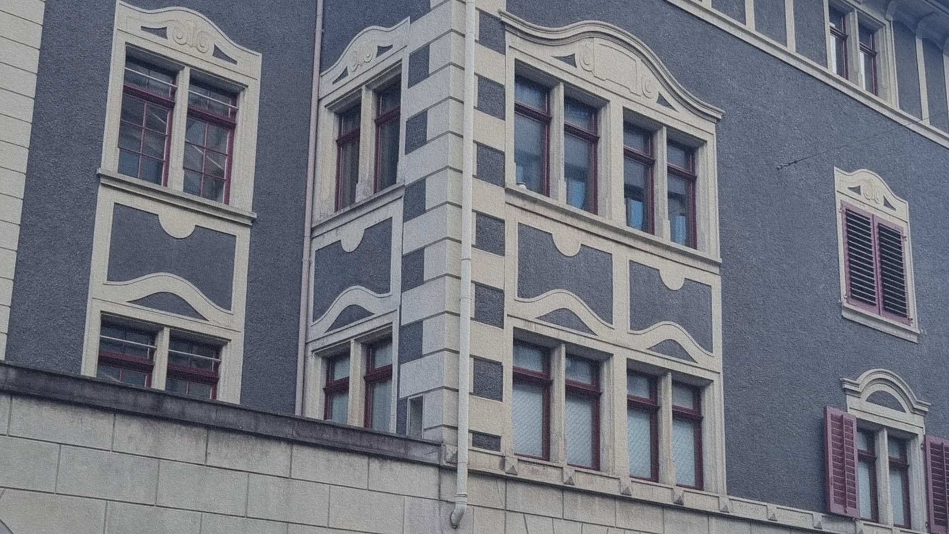 Façade traditionnelle d’un bâtiment à Zurich en Suisse avec décor architectural et fenêtres à encadrements sculptés