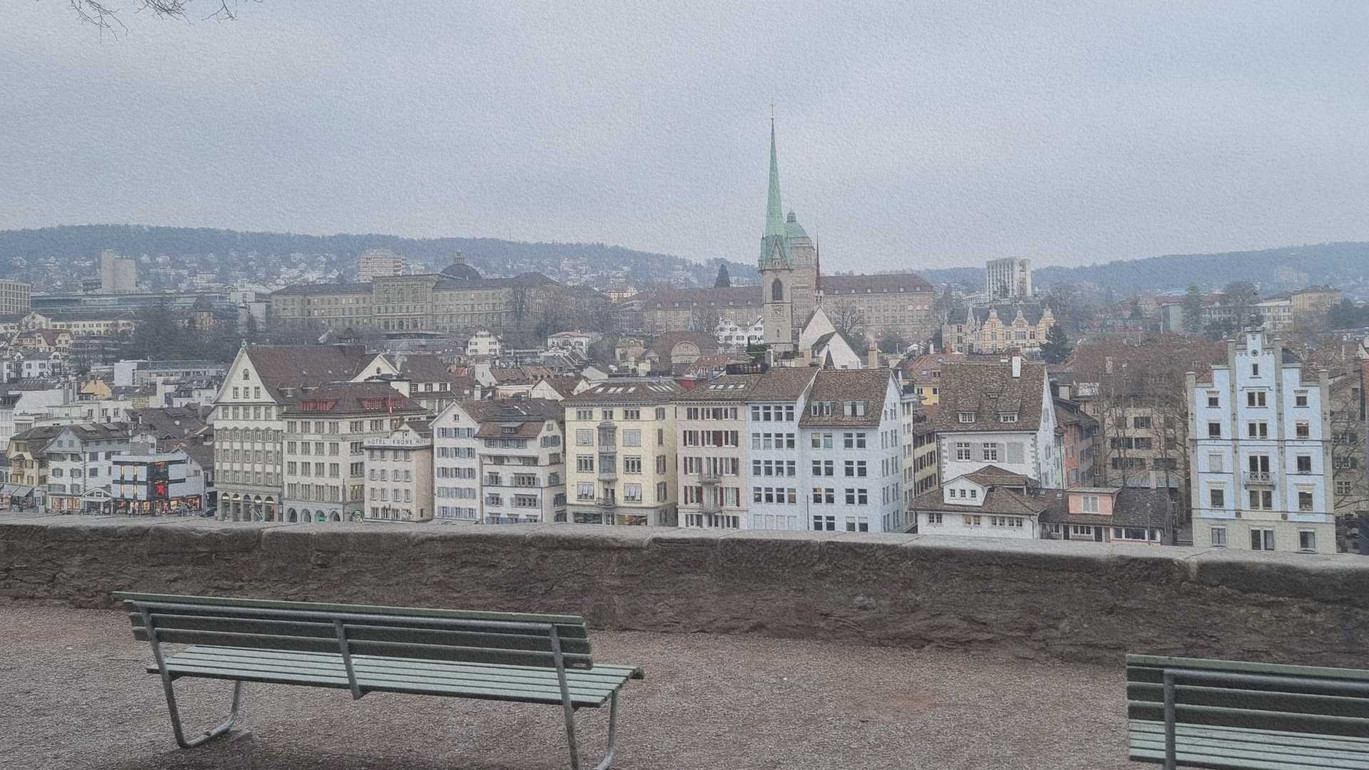 Vue panoramique calme sur Zurich depuis les hauteurs avec banc et toits de la ville