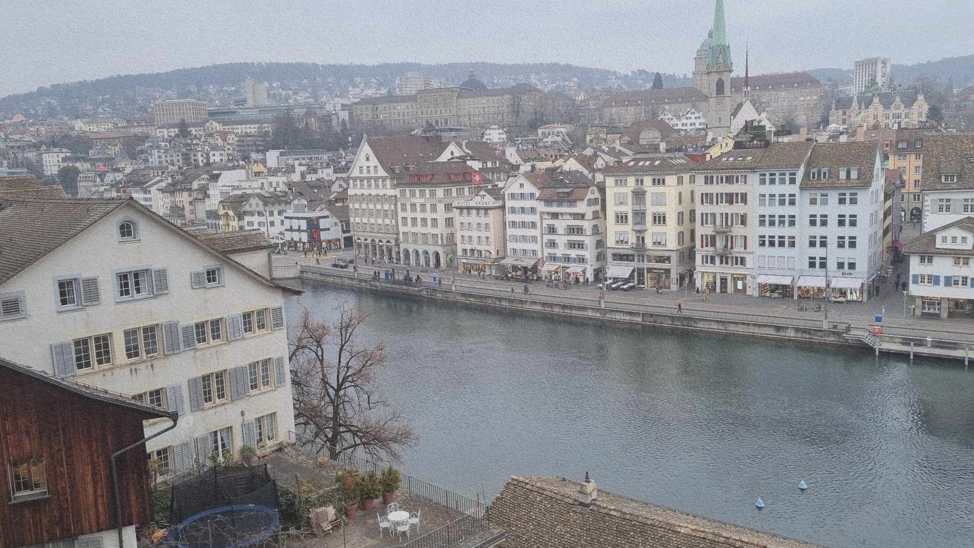 Zurich vieille ville et rivière Limmat vues en hauteur, avec façades historiques, quais habités et église au centre — structure urbaine lisible de la ville suisse