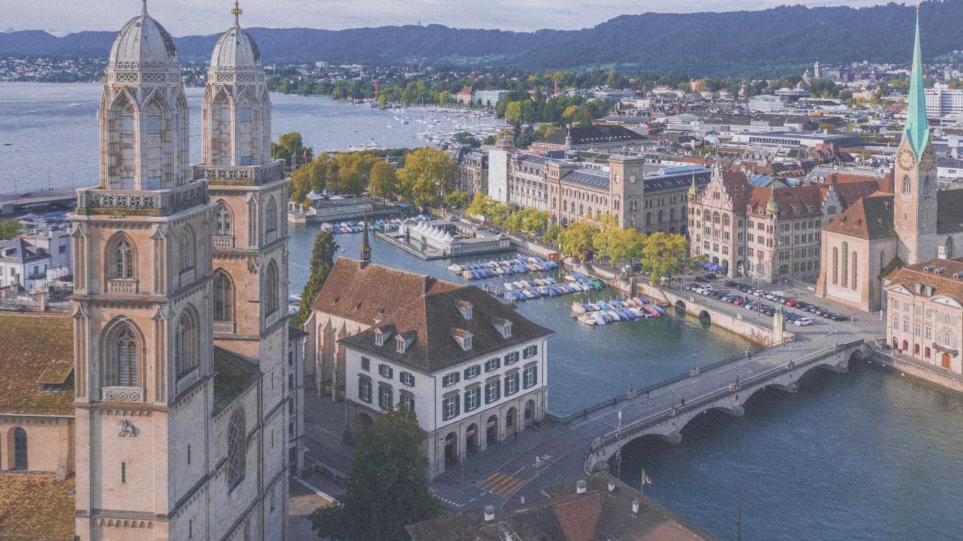 Zurich vue depuis les tours de la Grossmünster avec la Limmat, les ponts et le lac de Zurich structurant la ville