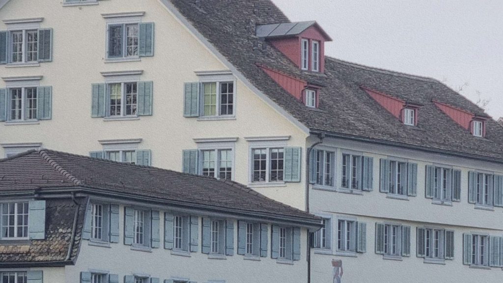 Façades traditionnelles zurichoises avec volets bleus et toits anciens dans le centre historique