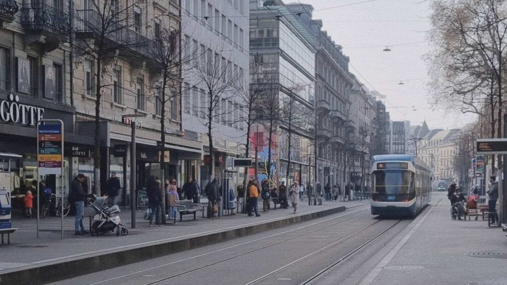 Tramway circulant dans une rue commerçante de Zurich, avec habitants, commerces et architecture urbaine dense — infrastructure intégrée au quotidien