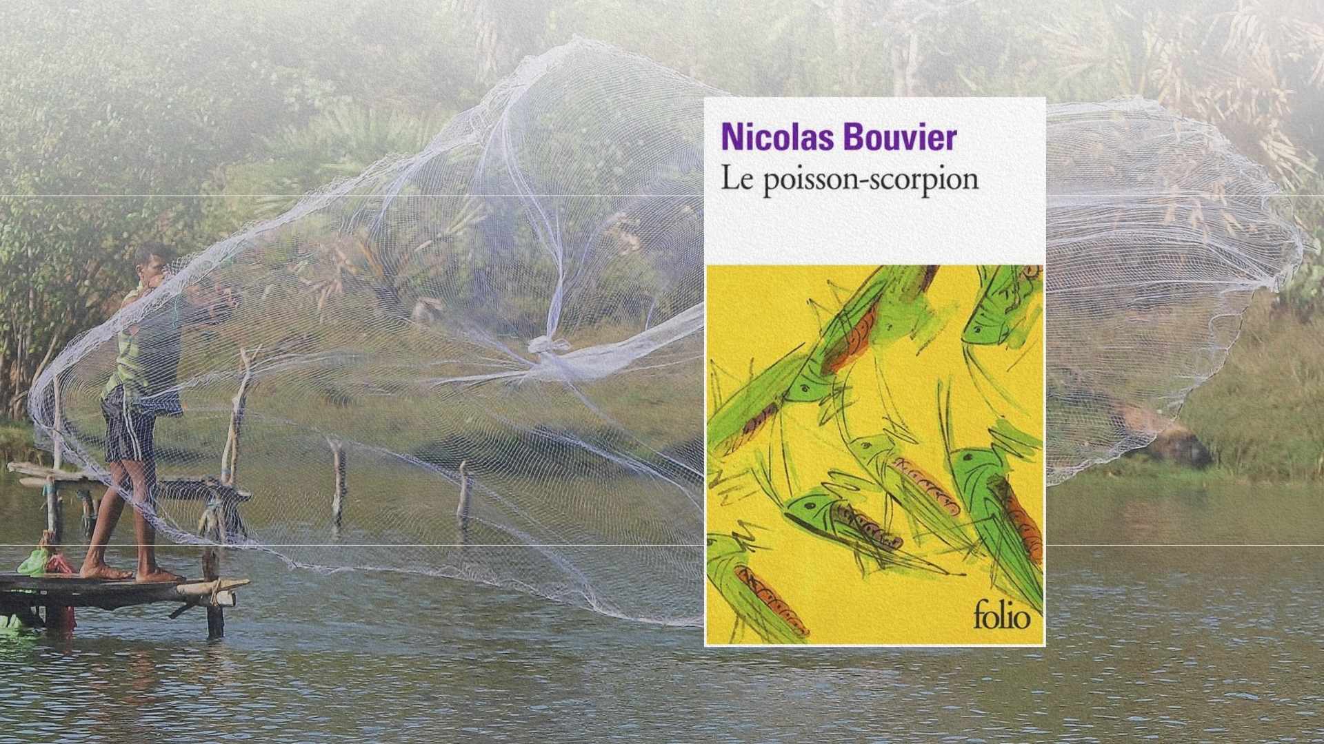Livre Le poisson-scorpion de Nicolas Bouvier devant une scène de pêche traditionnelle en Asie