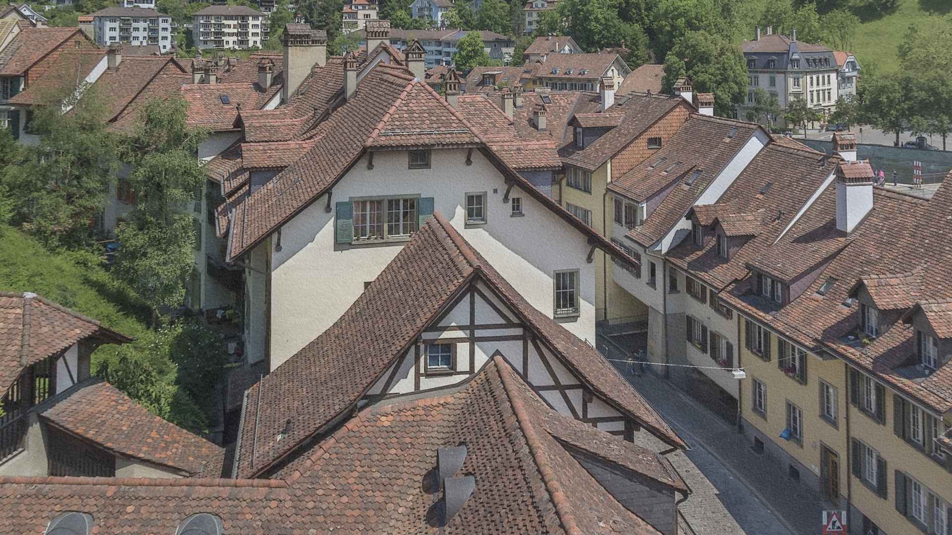 Toits de la vieille ville de Berne avec maisons anciennes et tuiles rouges