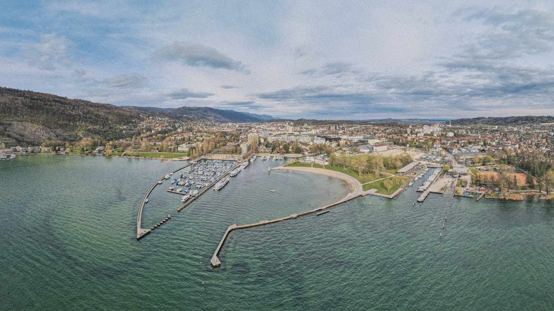 Vue aérienne du port et du lac de Bienne en Suisse