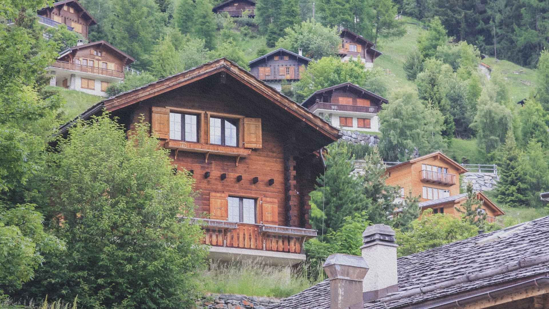 Chalets traditionnels en bois dans le village de Grimentz dans le Val d’Anniviers en Valais