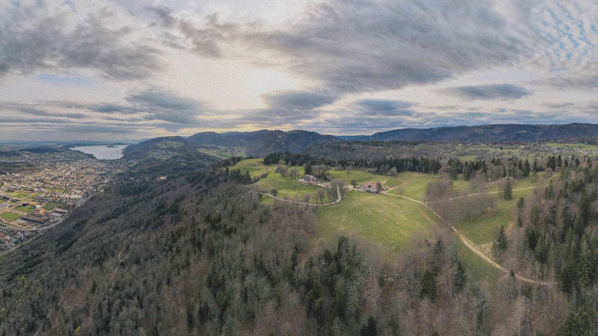 Panorama du Jura et de la ville de Bienne au bord du lac de Bienne en Suisse