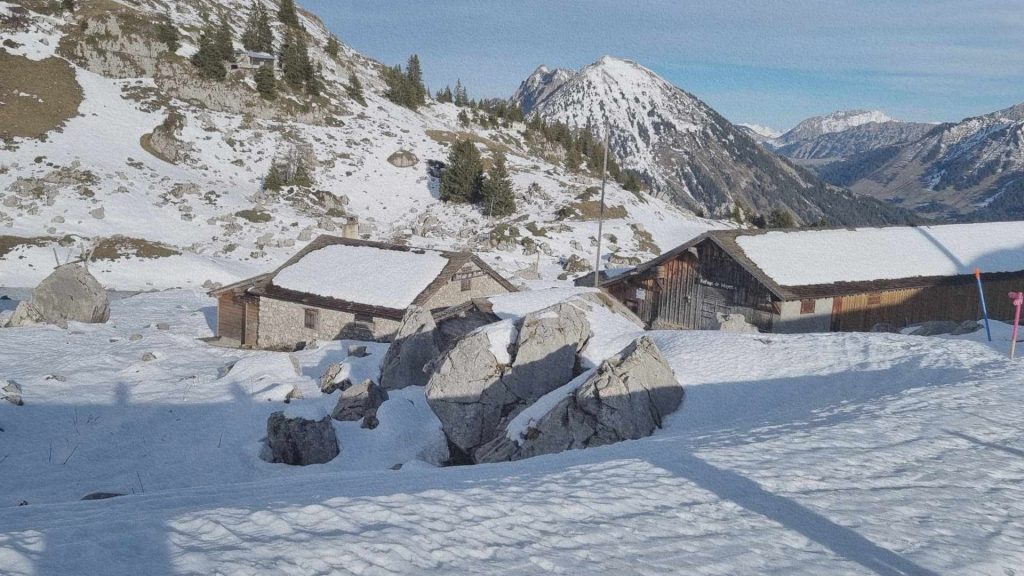 Chalets d’alpage enneigés dans les montagnes au-dessus de Leysin dans les Alpes vaudoises