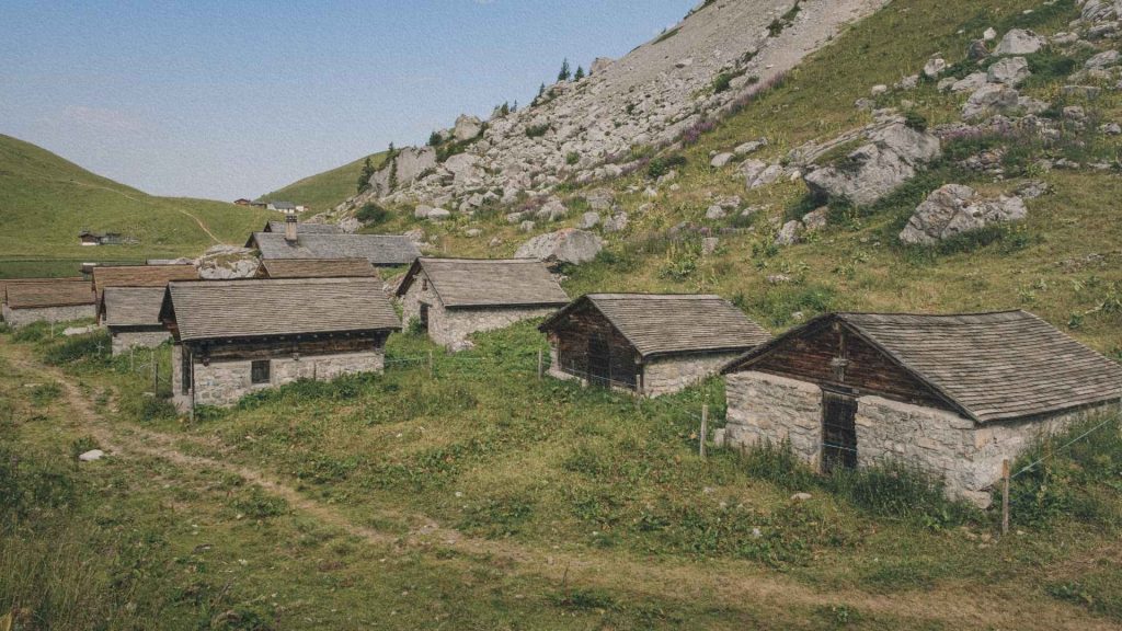 Chalets d’alpage près du Tour d’Aï au-dessus de Leysin dans les Alpes vaudoises en Suisse