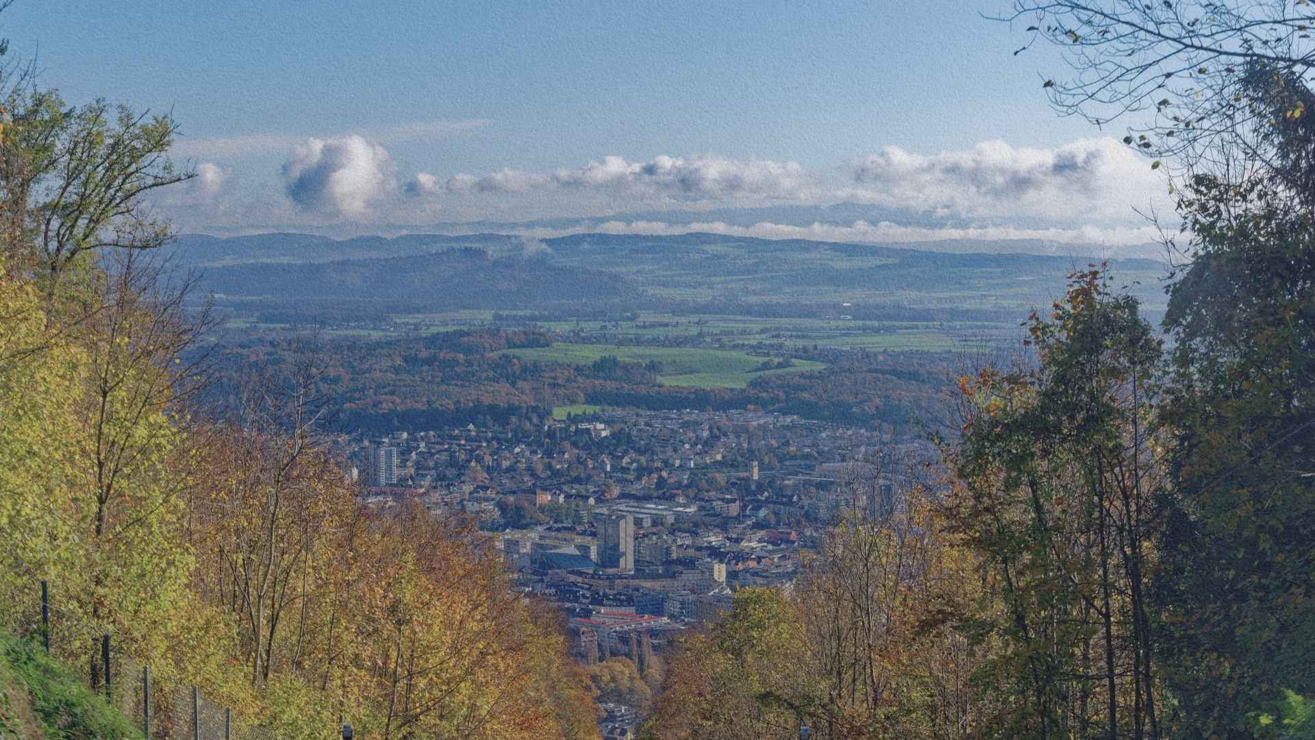 Paysage vallonné autour de Macolin Magglingen dominant la ville de Bienne en Suisse