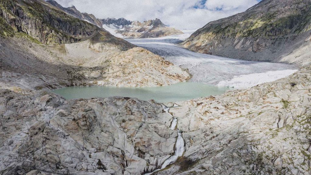Glacier du Rhône et lac glaciaire dans les Alpes suisses près du col de la Furka