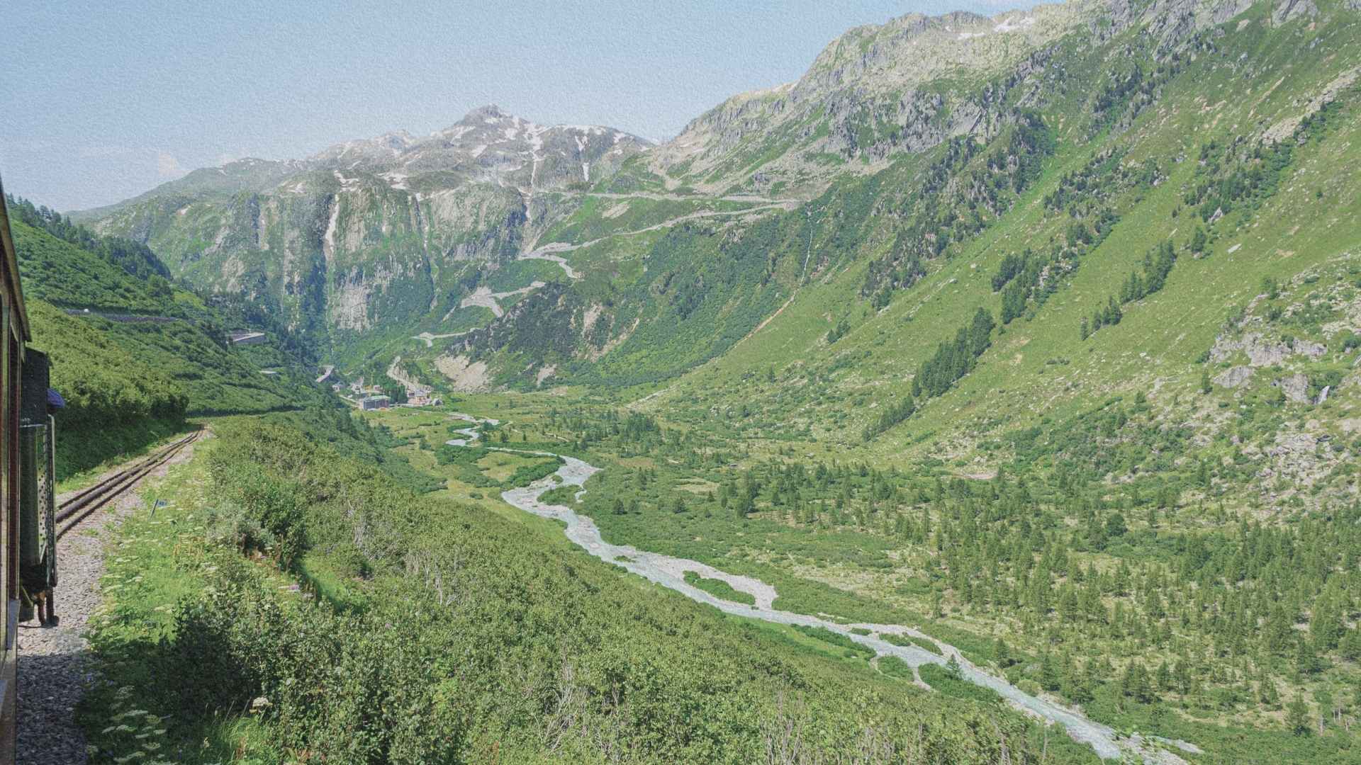 Vallée du Rhône en Valais vue depuis un train de montagne dans les Alpes suisses