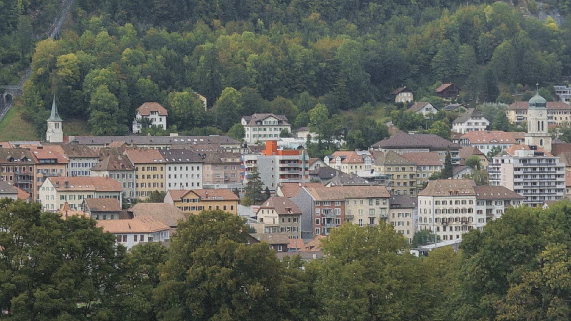 Ville de Saint-Imier dans le Jura bernois entourée de collines et de forêts